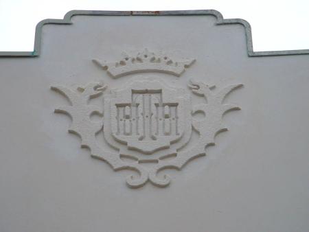 walt disney world logo 1971. A familiar logo adorns La