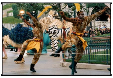 [Saison] Festival du Roi Lion et de la Jungle du 30 juin au 22 septembre 2019 P09-37LKs2dancers4