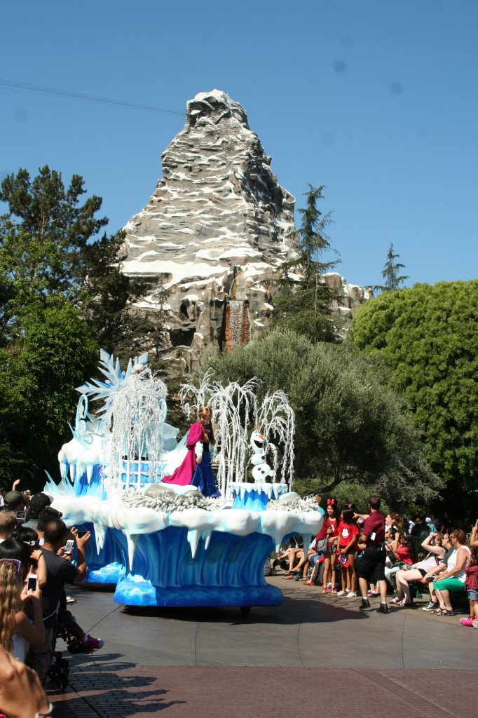 Anna, Elsa and Olaf greet the crowds before the afternoon Soundsational parade