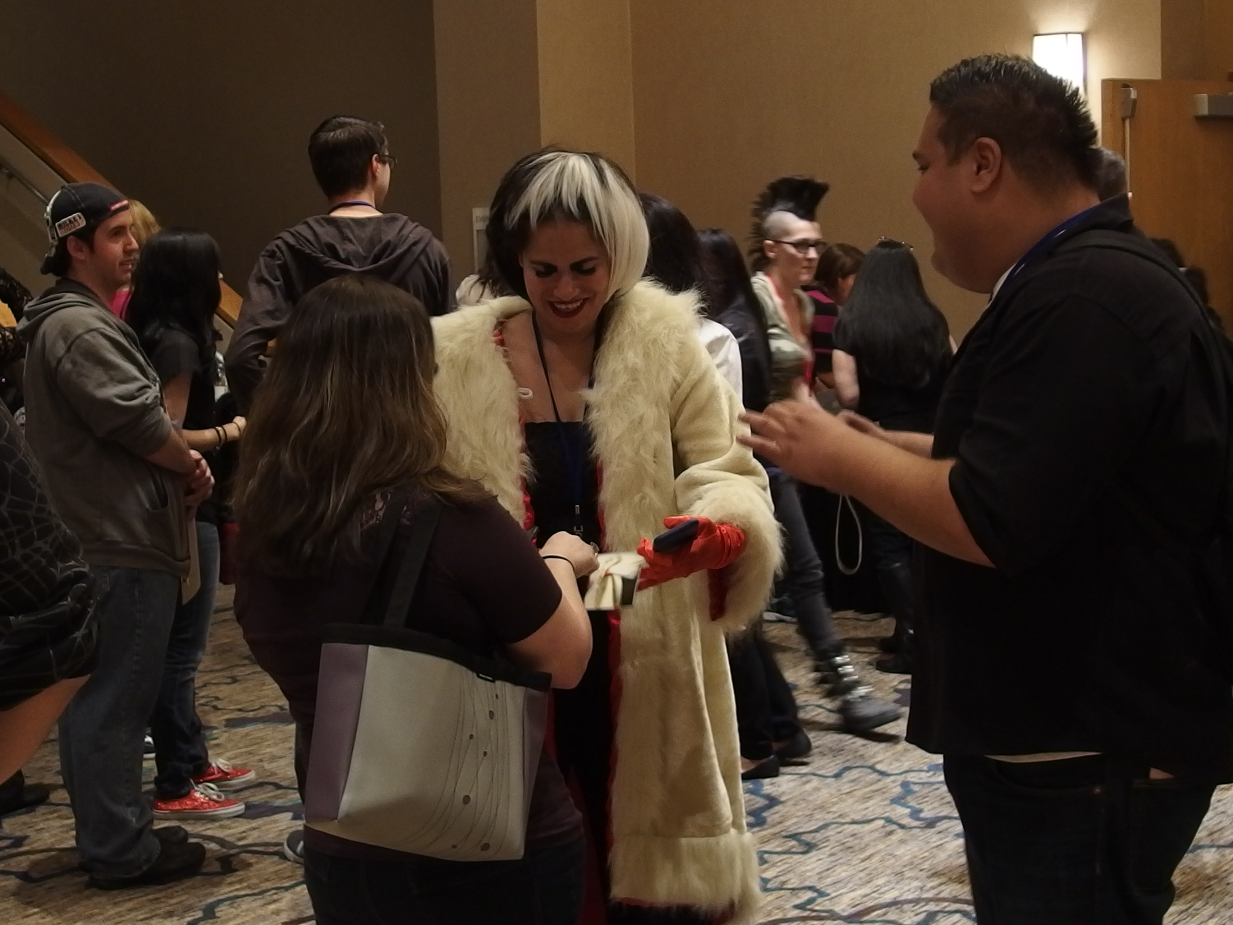Cruella cosplayer