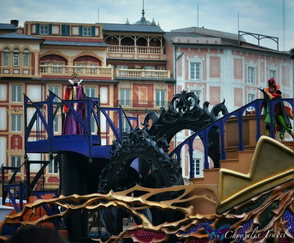 13-villains-world-evil-queen-boat