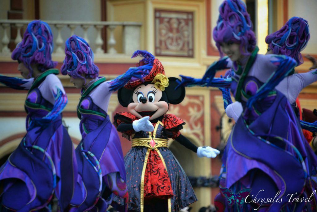 17-villains-world-minnie-and-dancers