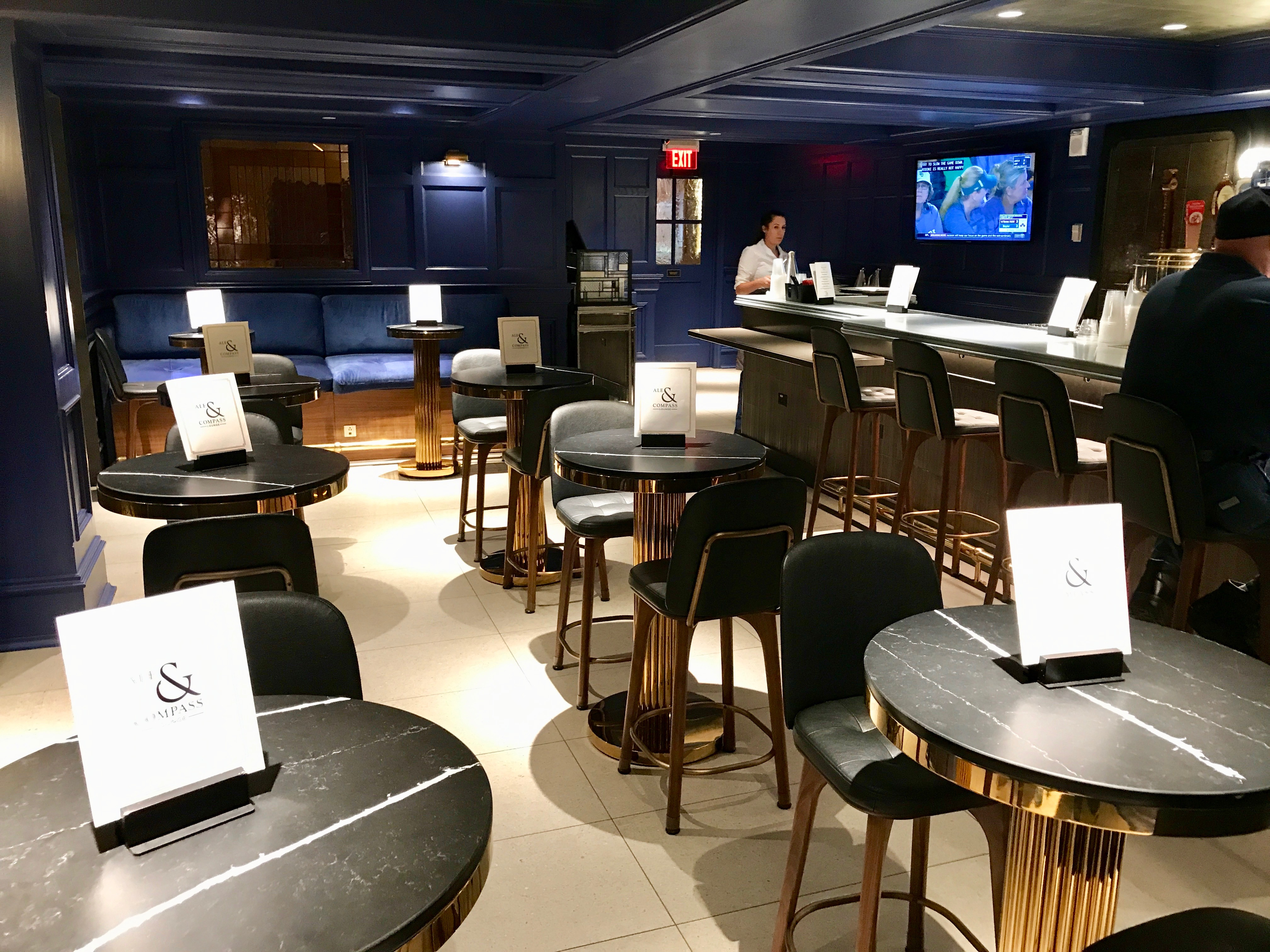 Disney's Yacht Club - Ale & Compass Lounge