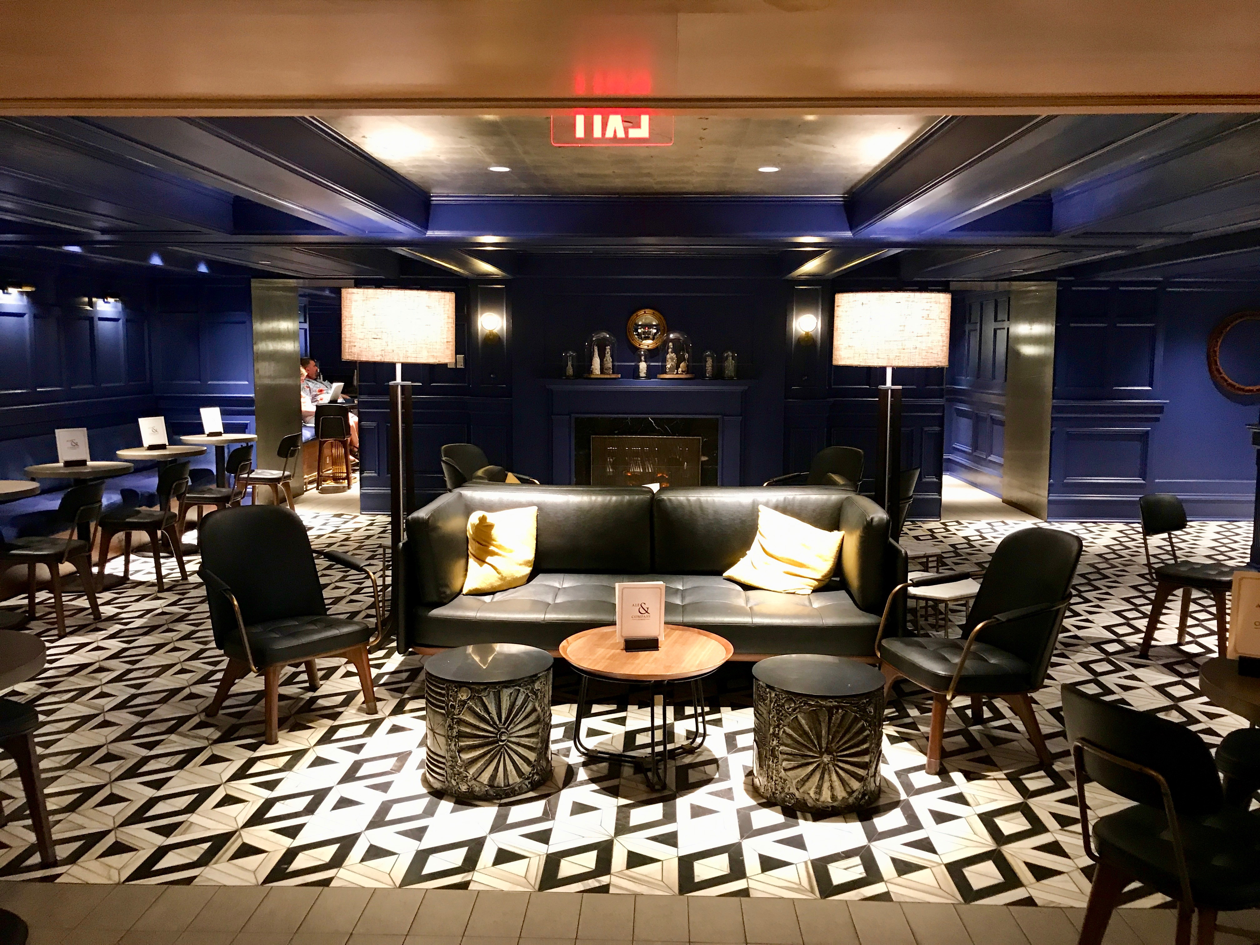 Disney's Yacht Club - Ale & Compass Lounge