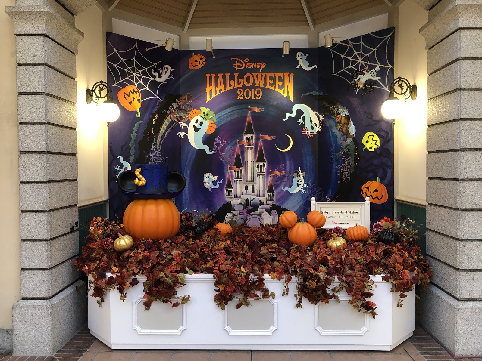 Monorail station decorations