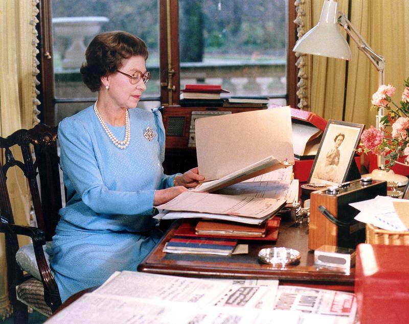 Queen Elizabeth at her desk in 1985. (Joan Williams/Shutterstock)