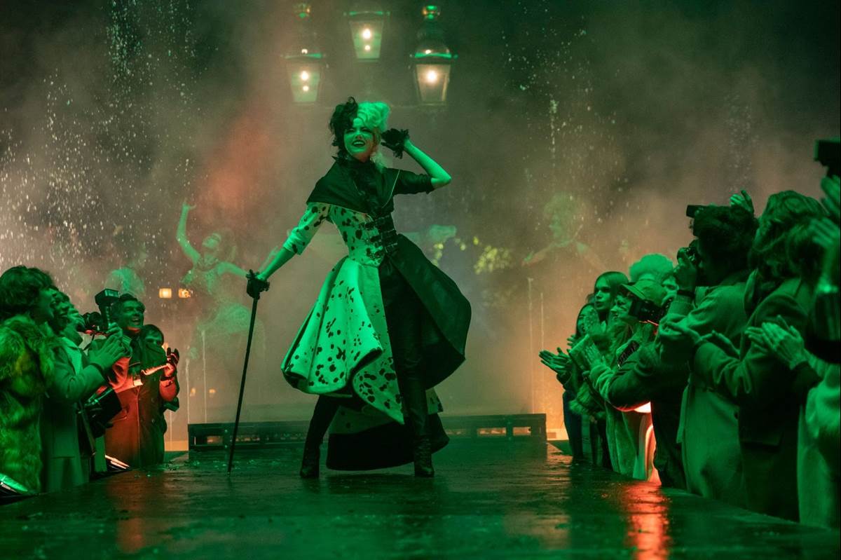 Emma Stone as Cruella in Disney’s live-action CRUELLA. Photo by Laurie Sparham. © 2021 Disney Enterprises Inc. All Rights Reserved.