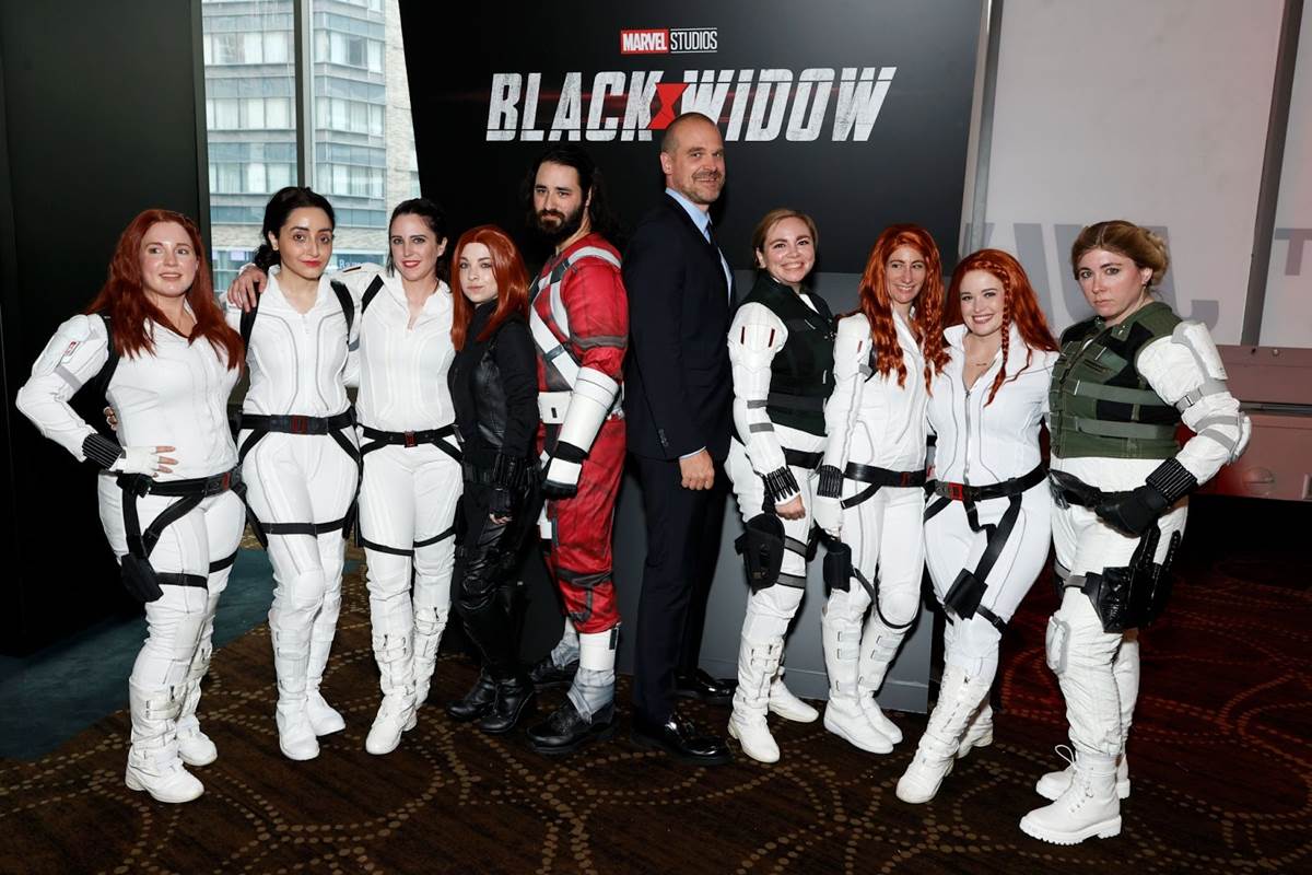 David Harbour (C) greets cosplayers dressed as Black Widow and Red Guardian during the Black Widow World Premiere Fan Event at AMC Lincoln Square Theater on June 29, 2021 in New York, New York. (Photo by Arturo Holmes/Getty Images for Disney)"