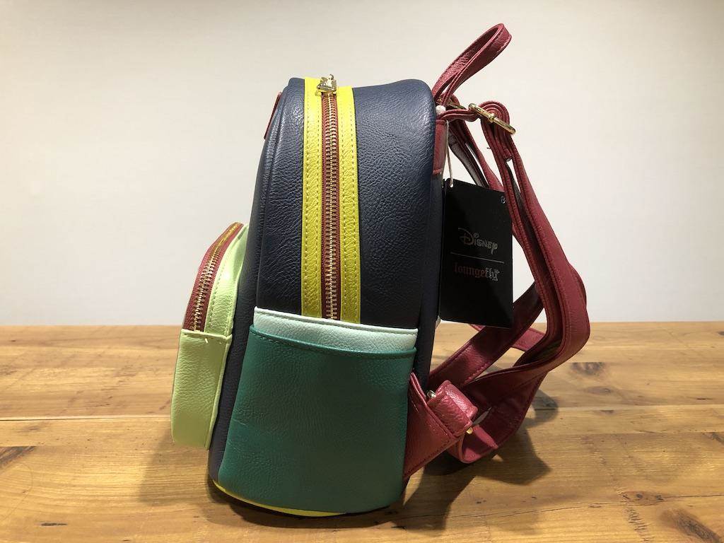 The green pockets look like the shoulder straps on her dress!