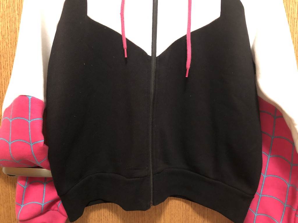 Cropped hem. No pockets. Not a deal breaker, but will take a bit to get used to.