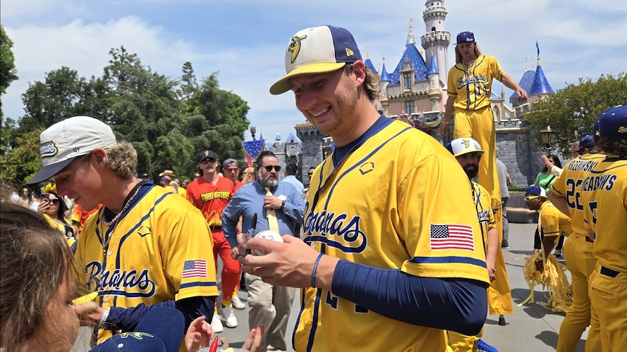 #24 Andy Archer (IG:archdaddeh24) signing autographs