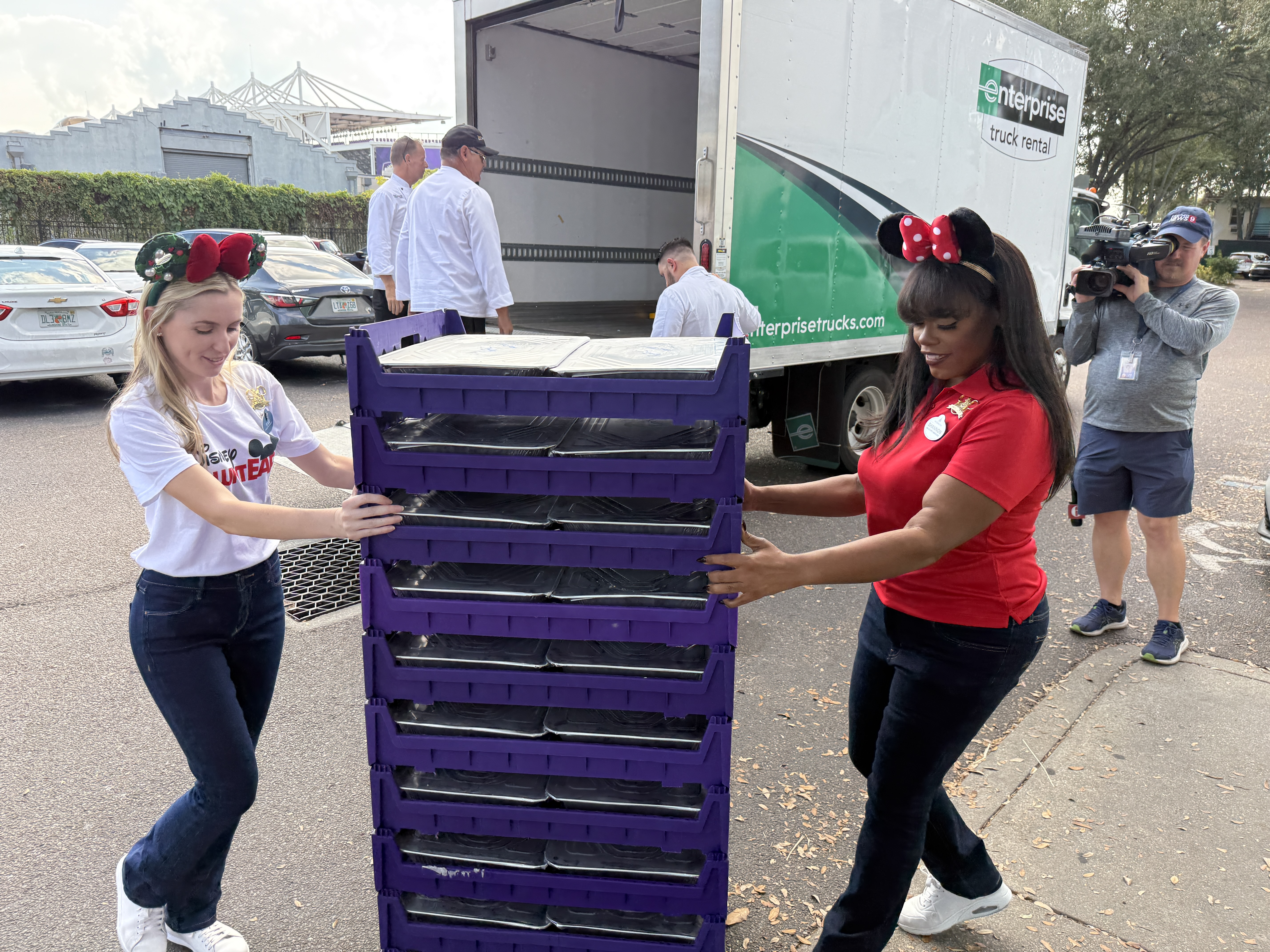 Disney VoluntEARS Deliver 1,000 Thanksgiving Meals to the Coalition for the Homeless of Central Florida