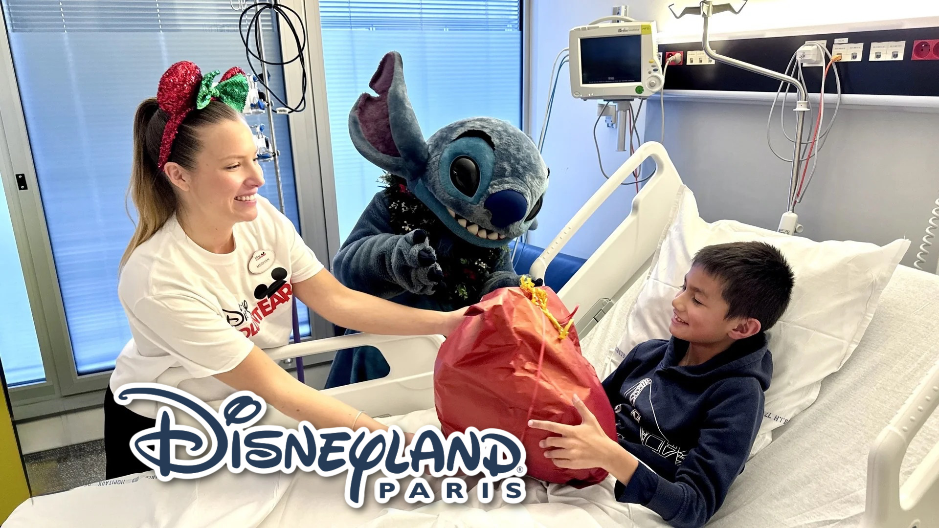 500 VoluntEARS from Disneyland Paris Wrap 11,000 Gifts for Hospitalized Kids