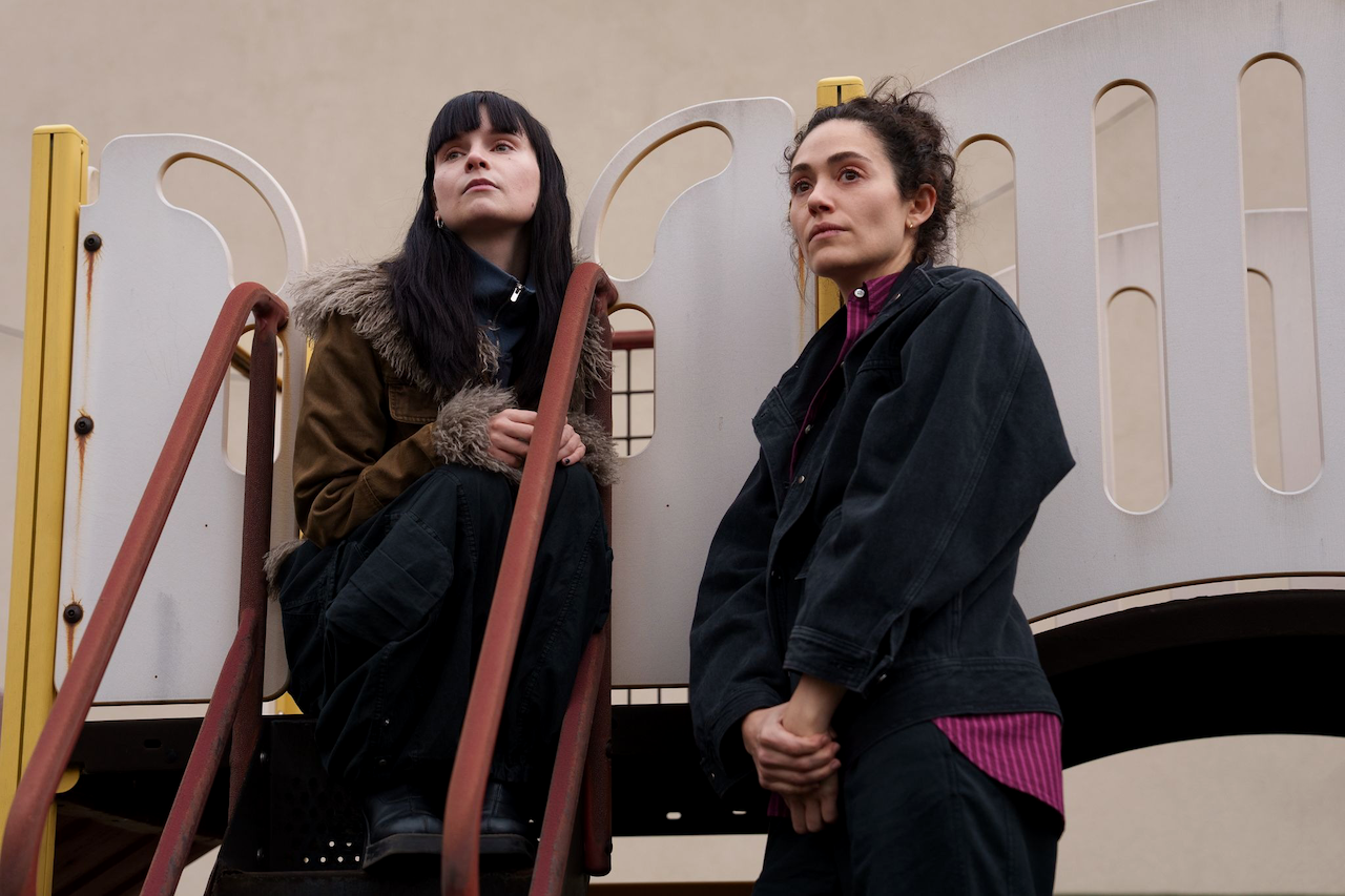 Catherine e Alice conversam no abrigo no episódio 6 de Fúria