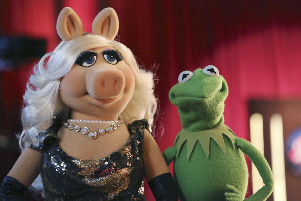 THE MUPPETS - "Ex-Factor"- Kermit is scrambling to find the perfect birthday gift for Denise, so he turns to Miss Piggy for help. Meanwhile, Kristin Chenoweth agrees to do a gig with The Electric Mayhem and inadvertently causes a rift between the band, on "The Muppets," TUESDAY, NOVEMBER 3 (8:00-8:30 p.m., ET) on the ABC Television Network. (ABC/Carol Kaelson) MISS PIGGY, KERMIT THE FROG