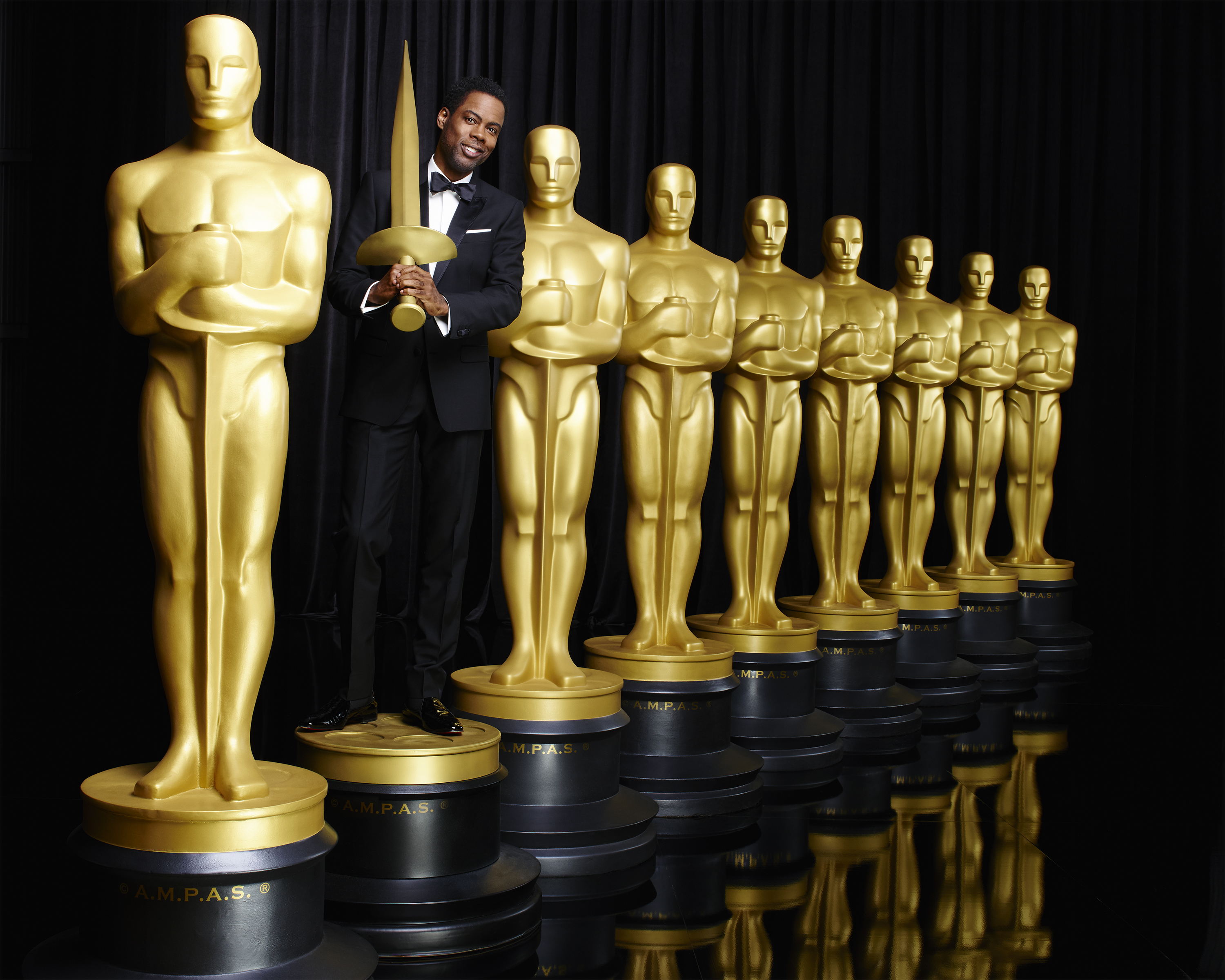 Премия своим. Статуэтка американской киноакадемии "Оскар. Оскар (кинопремия, 2023). Кинопремия Оскар статуэтка.
