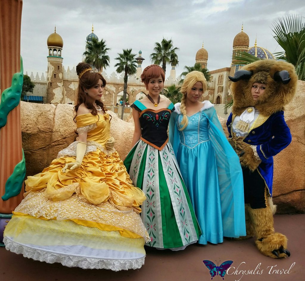 26-cosplay-belle-and-beast-with-anna-and-elsa