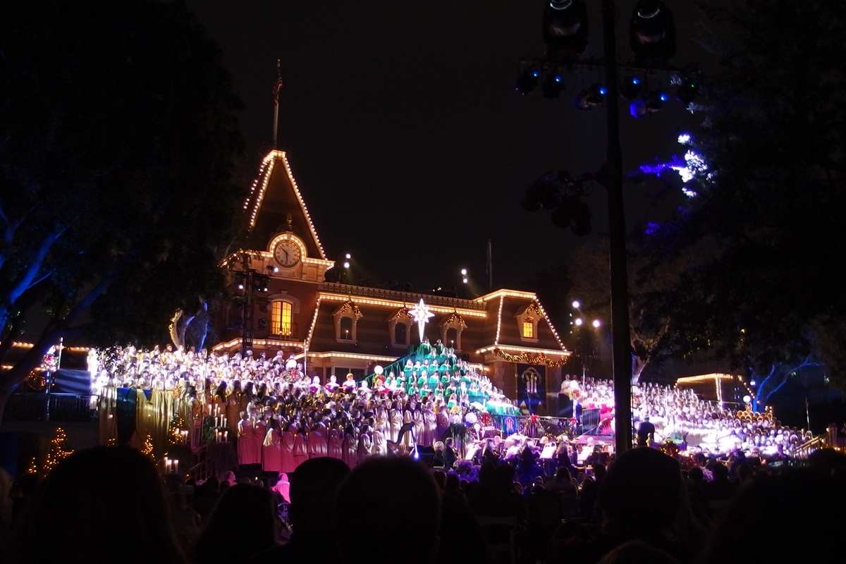A Holiday Tradition Continues with the 2016 Disneyland Candlelight