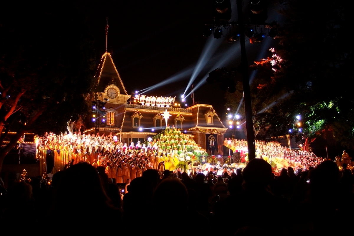 A Holiday Tradition Continues with the 2016 Disneyland Candlelight