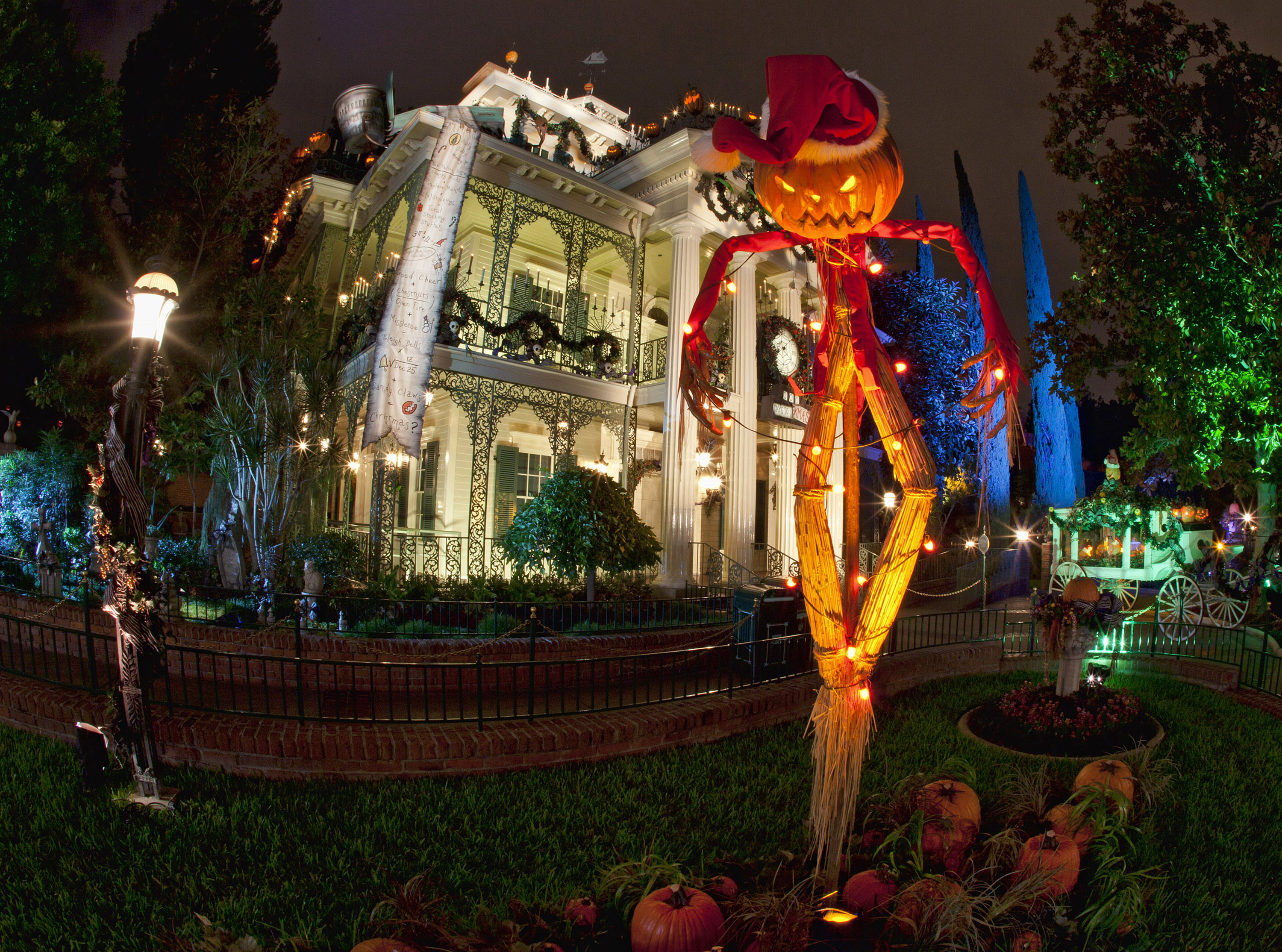 Развлечения дома. Disneyland Haunted Mansion аттракцион. Haunted Mansion в Диснейленде Токио. Диснейленд в Париже аттракционы дом с привидениями. Диснейленд замок с привидениями Париж.