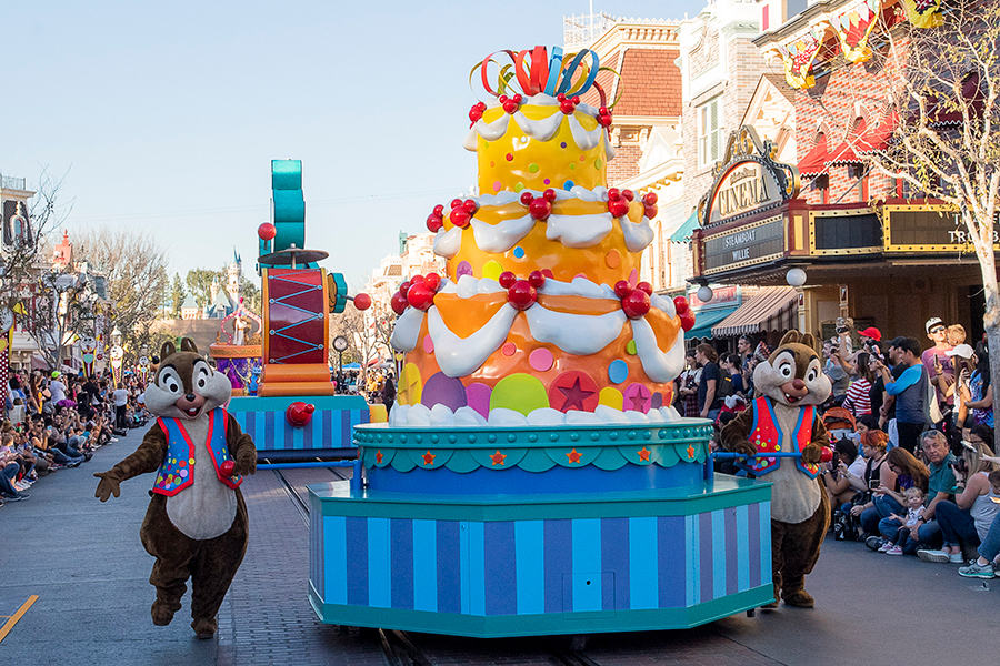 Video Mickey's Soundsational Parade Returns with New Floats