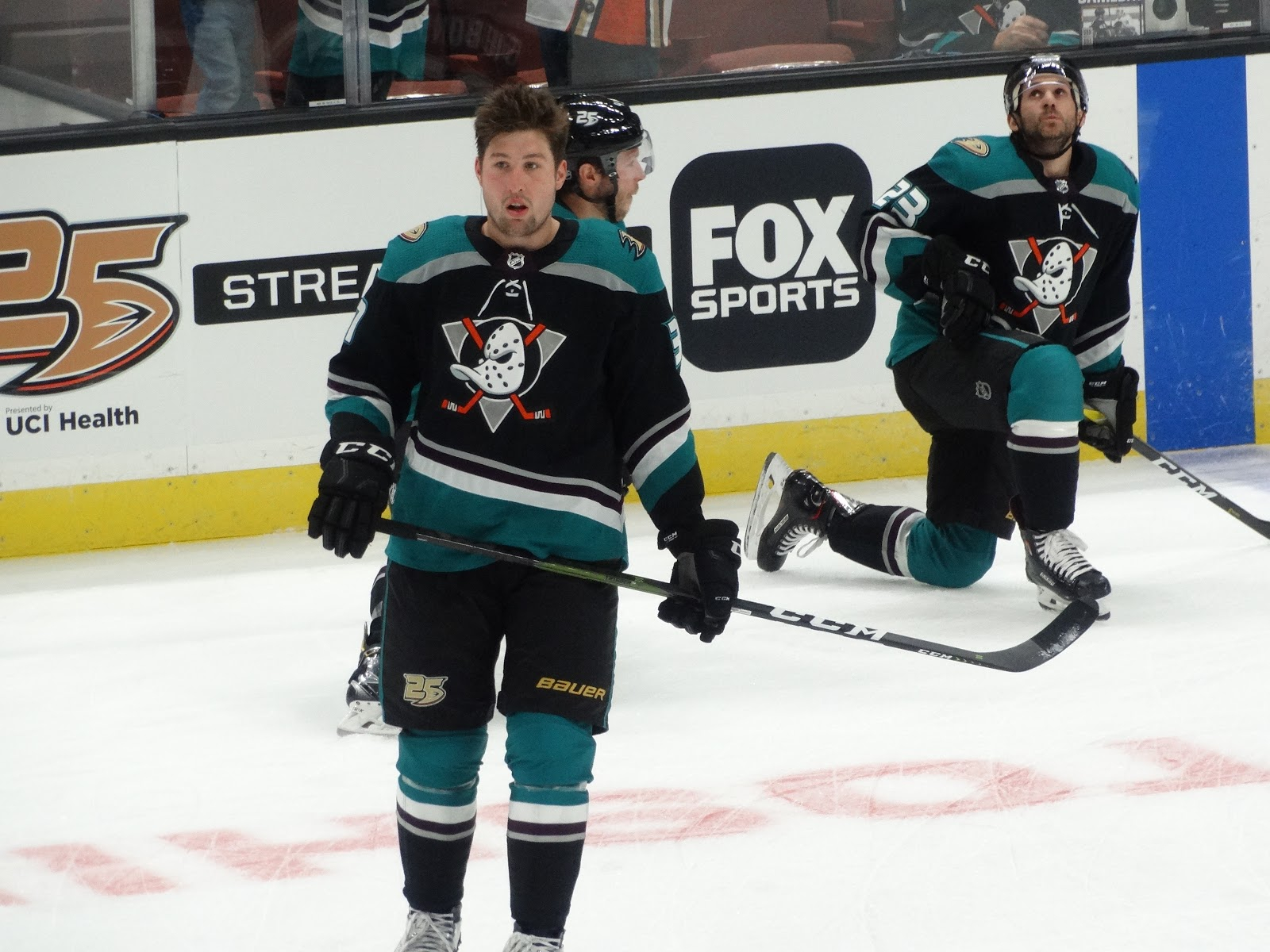 Video "The Mighty Ducks" Movie Tribute Night Unites Cast with Anaheim