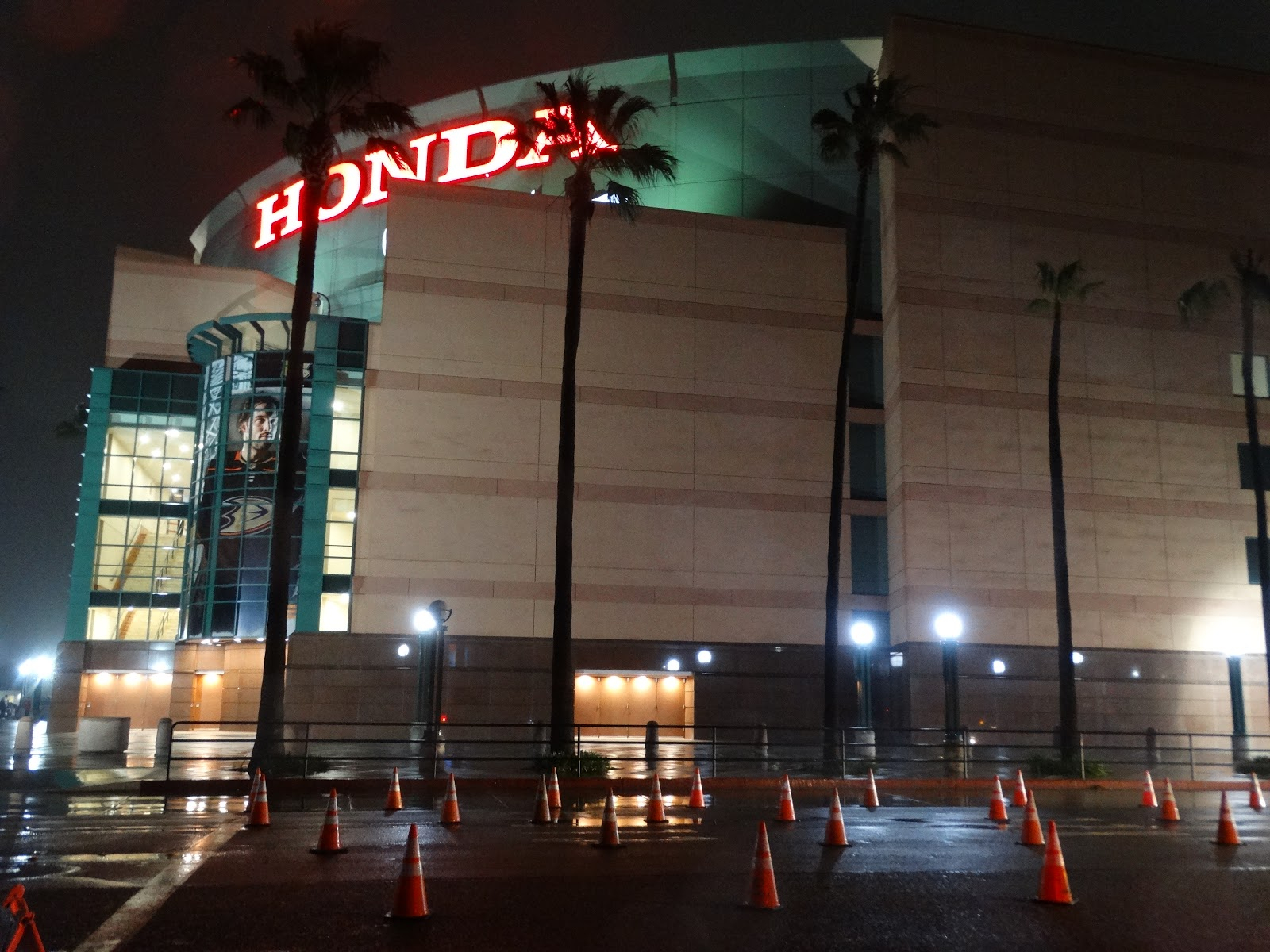 Video "The Mighty Ducks" Movie Tribute Night Unites Cast with Anaheim