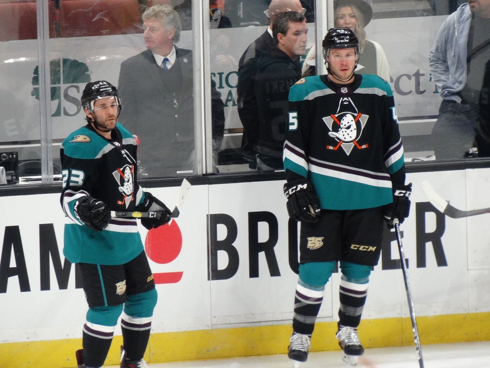 Video "The Mighty Ducks" Movie Tribute Night Unites Cast with Anaheim