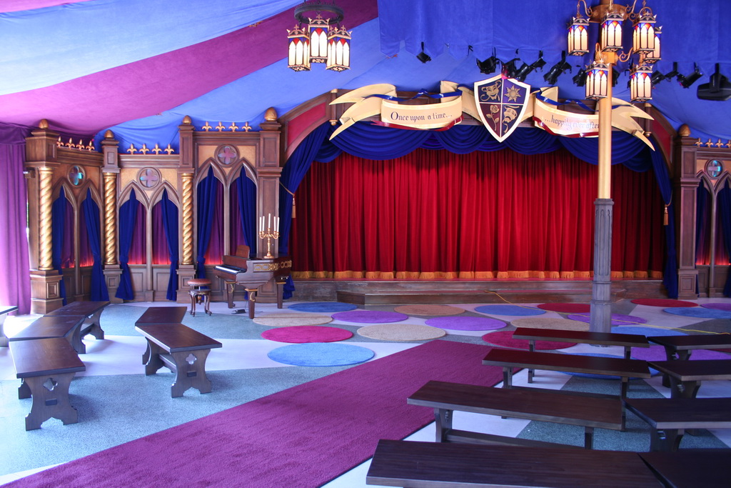 Storytelling at Royal Theatre - Disneyland - LaughingPlace.com