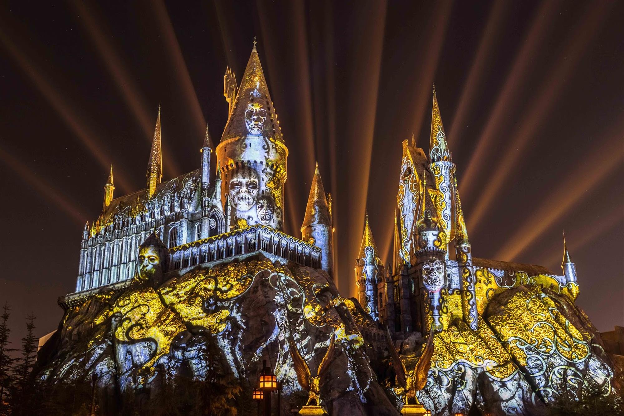 "Dark Arts at Hogwarts Castle" Projection Show Premieres at Universal