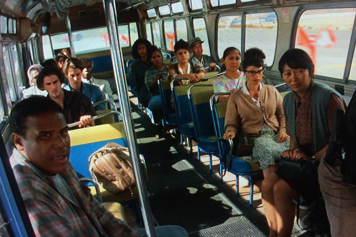 Ехать в автобусе 30 часов. Люди в автобусе. Кинофильм школьный автобус.