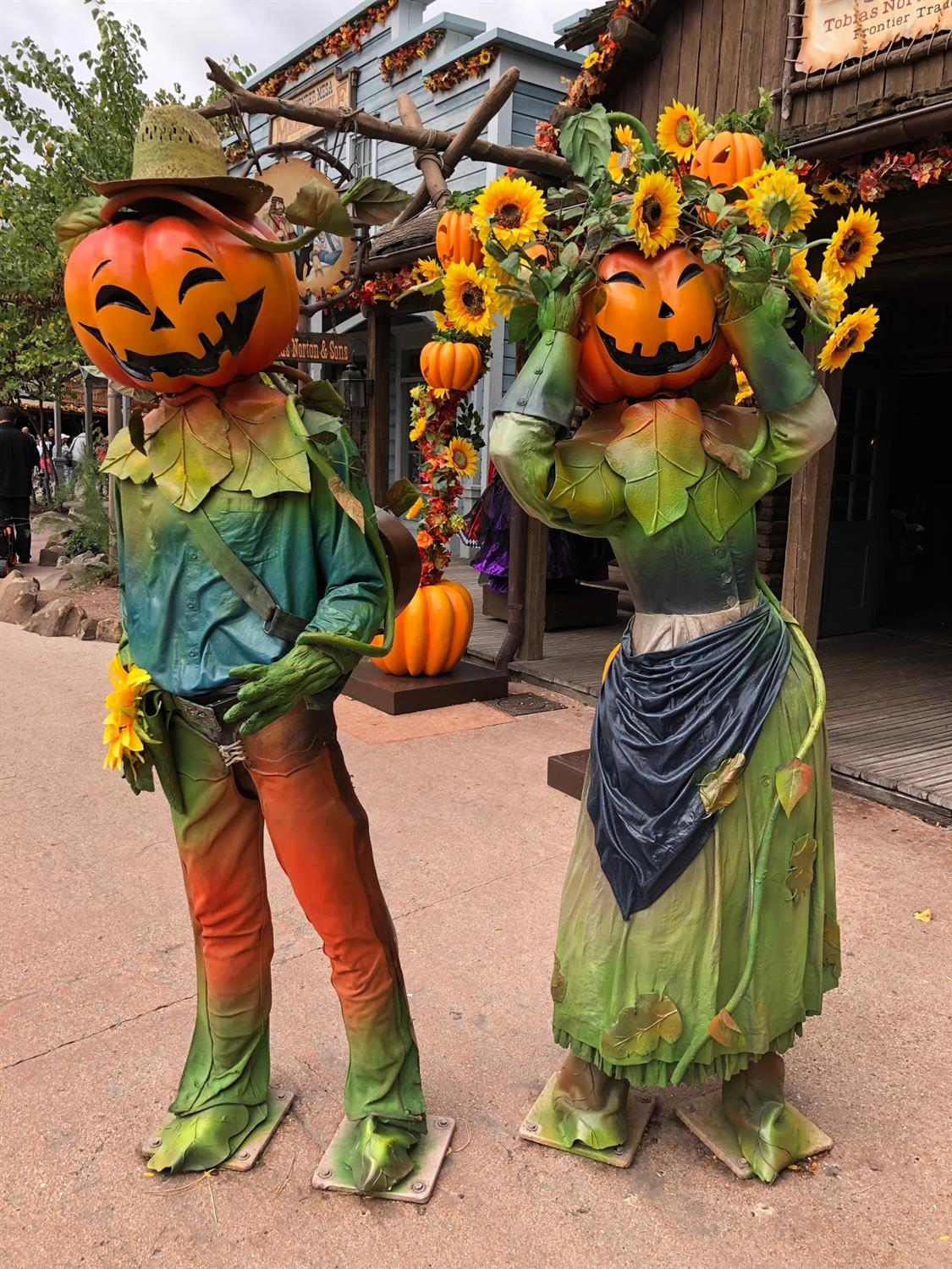Video/Photos Halloween Season 2019 Arrives at Disneyland