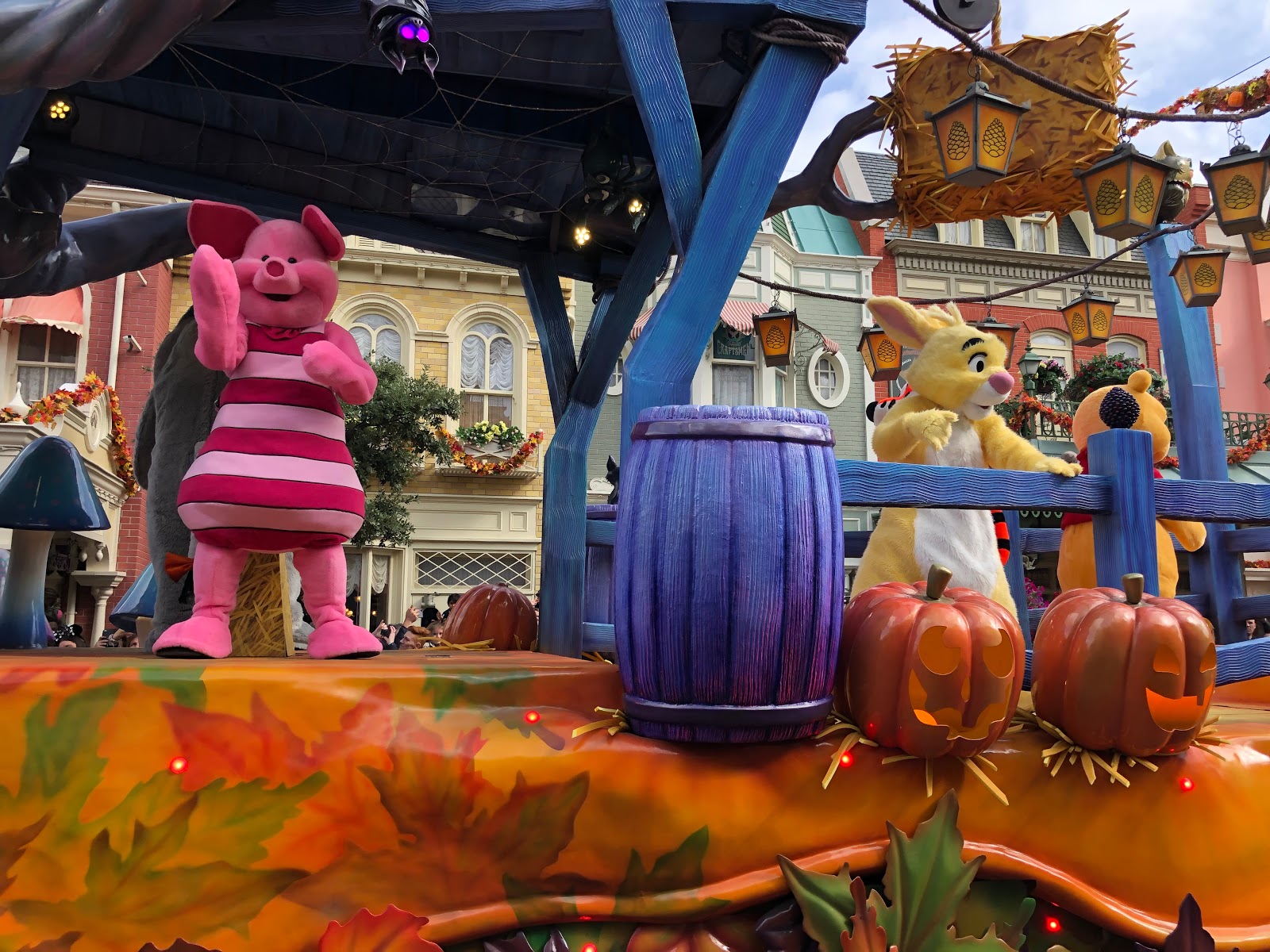 Video/Photos Halloween Season 2019 Arrives at Disneyland