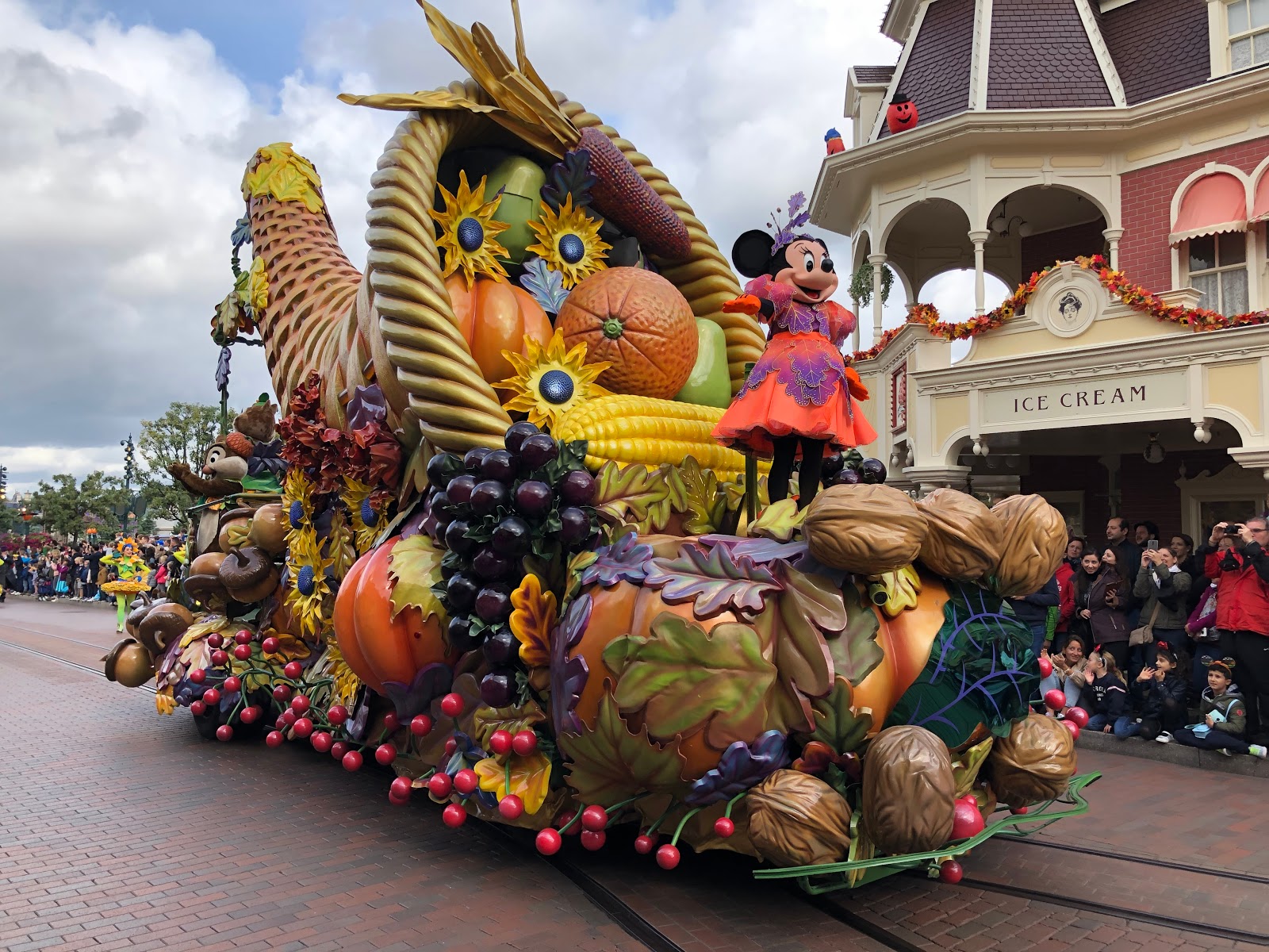 Video/Photos Halloween Season 2019 Arrives at Disneyland