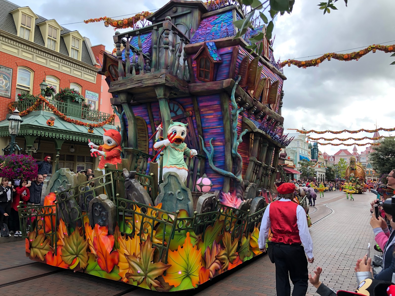 Video/Photos Halloween Season 2019 Arrives at Disneyland