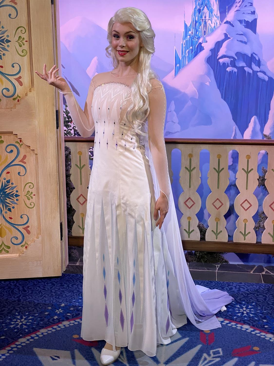 Elsa and Anna Debut New "Frozen 2" Costumes at Epcot ...