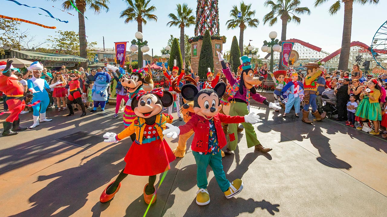 Video New "Mickey's Happy Holidays" Show Debuts Among Returning