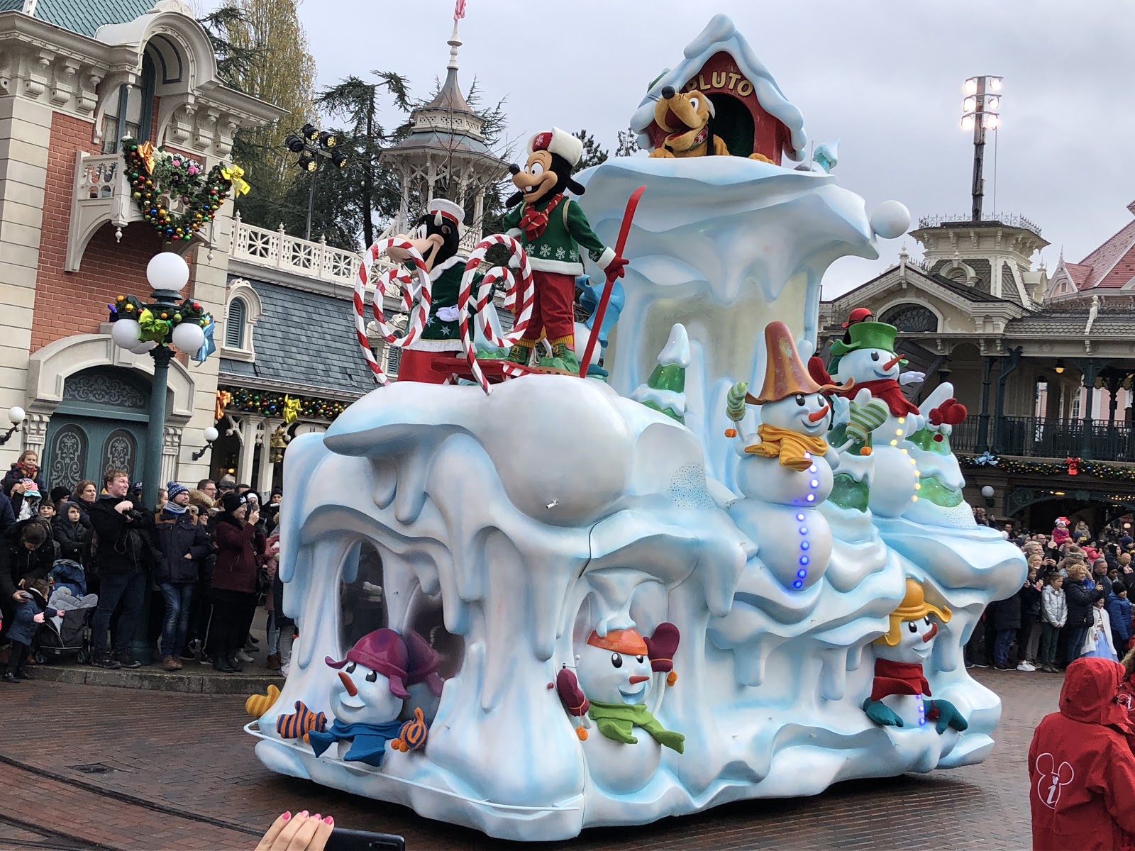 Video/Photos Christmas Season Arrives at Disneyland Paris with Shows