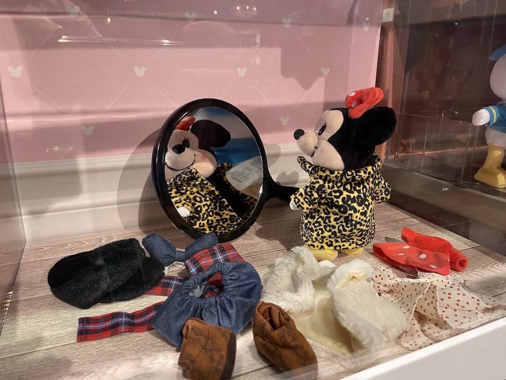 https://www.laughingplace.com/w/wp-content/uploads/2021/01/minnie-mouse-disney-nuimos-display-animal-kingdom.jpeg
