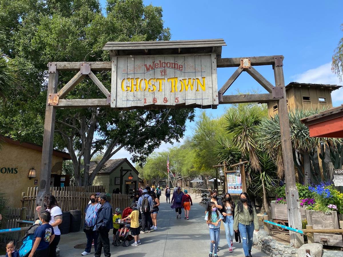 Photos / Video Knott's Berry Farm Guests for Season