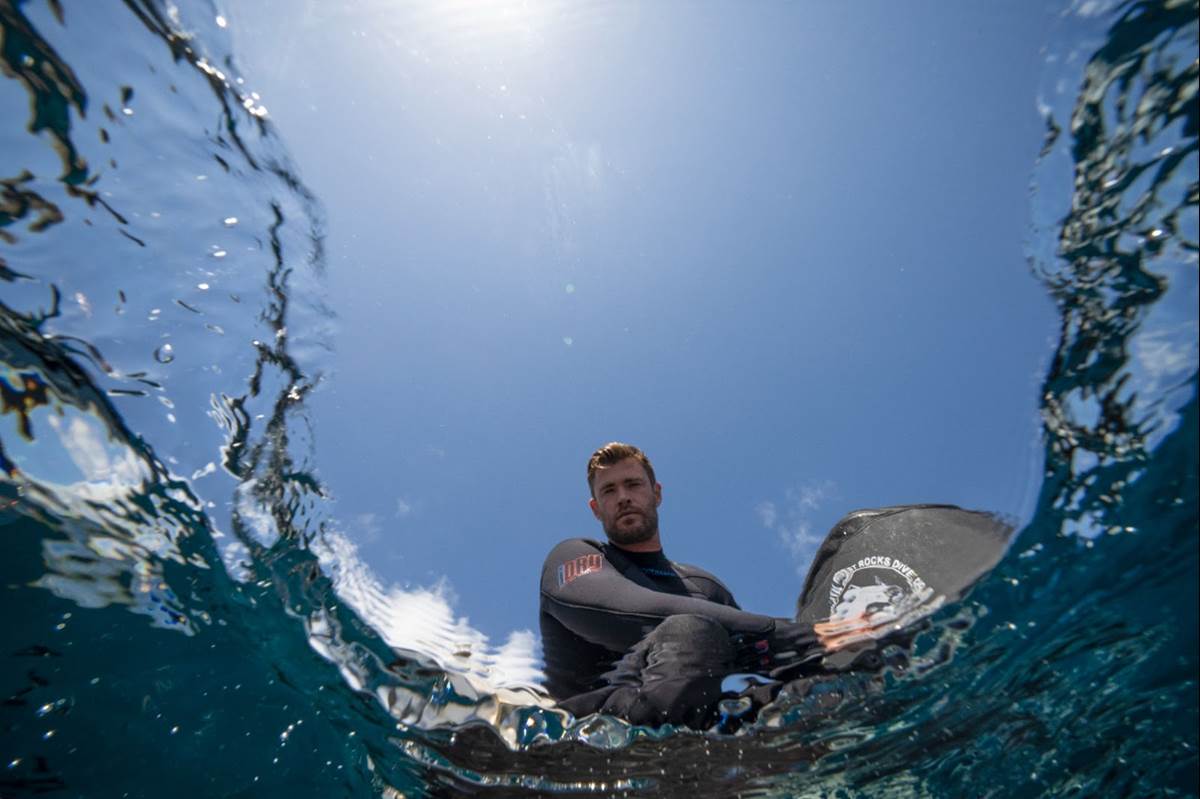 Chris Hemsworth preparing to dive at Fish Rock, South West Rocks. (National Geographic/Craig Parry)
