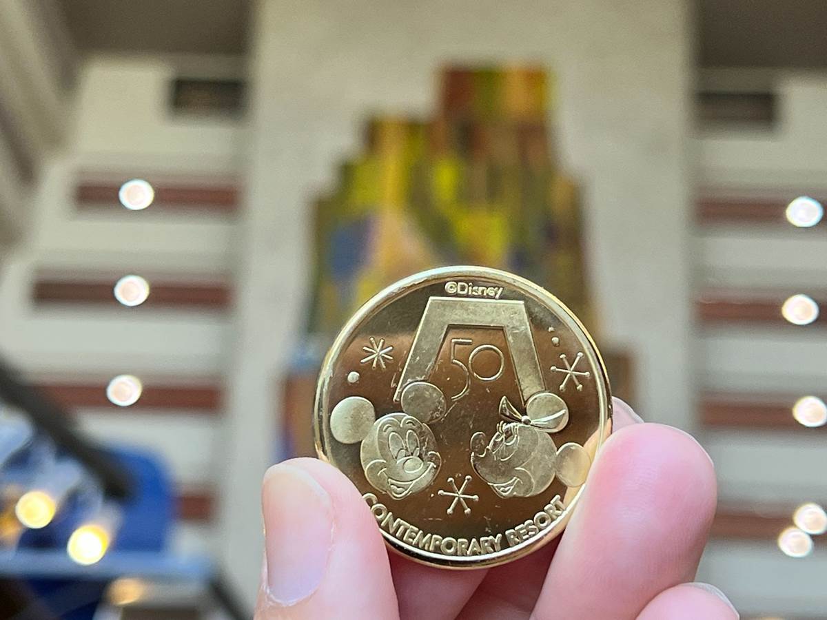 NEW WALT DISNEY WORLD 50th MICKEY MOUSE COMMEMORATIVE CLUB GOLD MEDALLION COIN