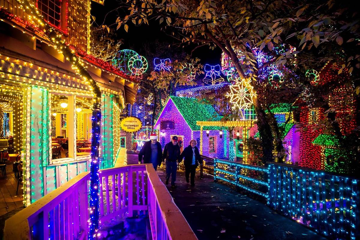 Silver Dollar City Unveils New Holiday Show Home For Christmas