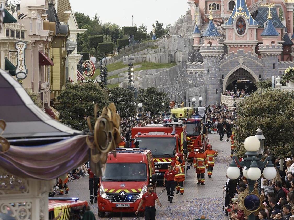 Horrible, mais j’informe quand meme…accident/ bus Disneyland-paris-celebrates-world-day-for-safety-and-health-at-work-3