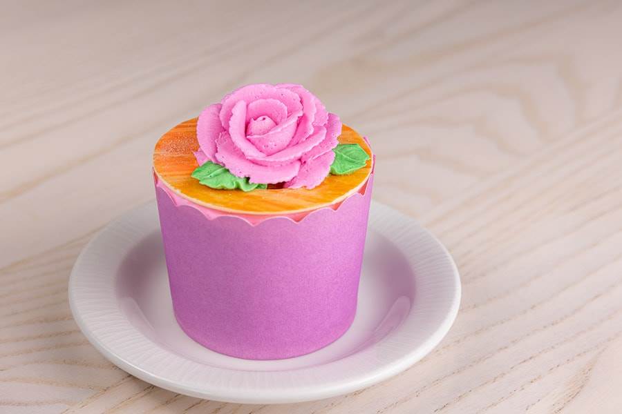 Cupcake de fresa y rosa de Centertown Market y Spyglass Grill