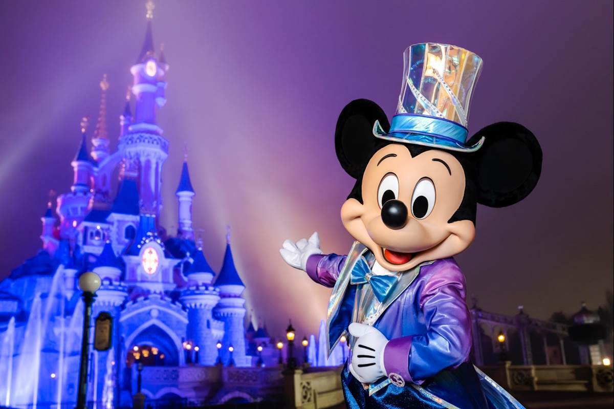 Disneyland Paris Cast Member Interrupts Marriage Proposal -  