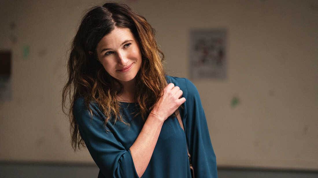 Kathryn Hahn Set To Star in Hulu Adaptation of "Tiny Beautiful Things
