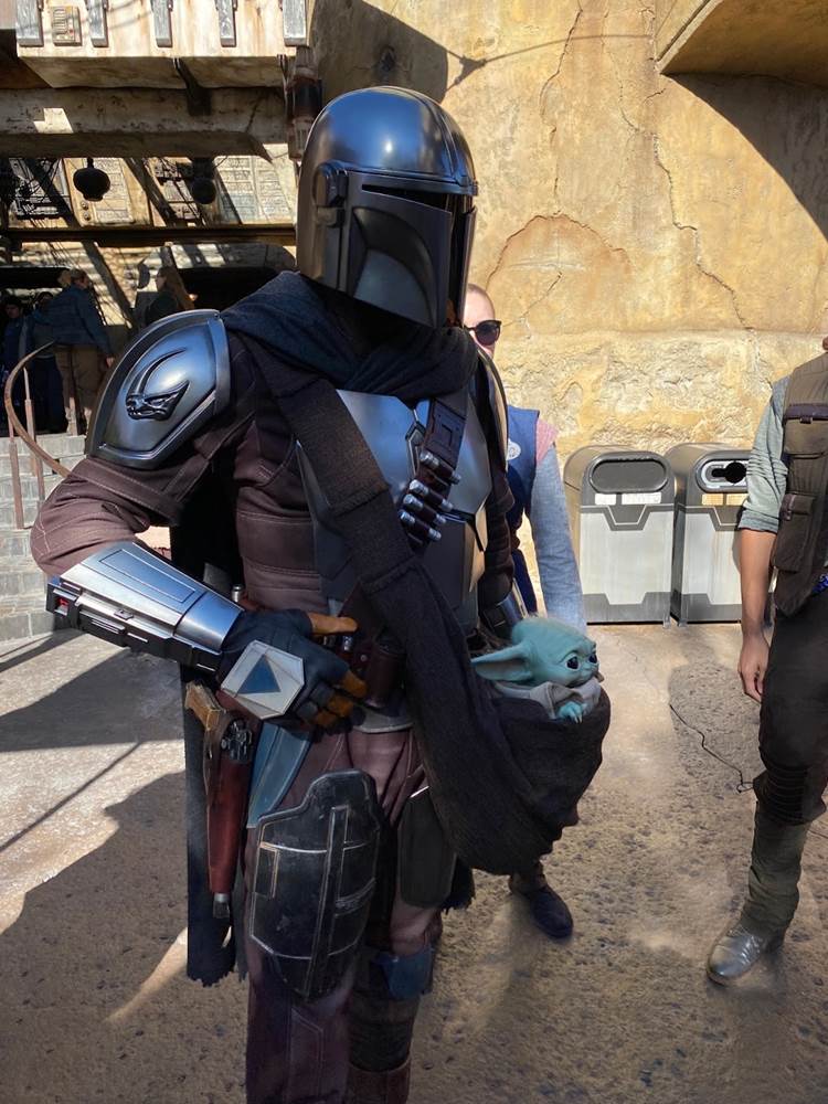 Photos/Video The Mandalorian and Grogu Arrive at Disneyland's Star