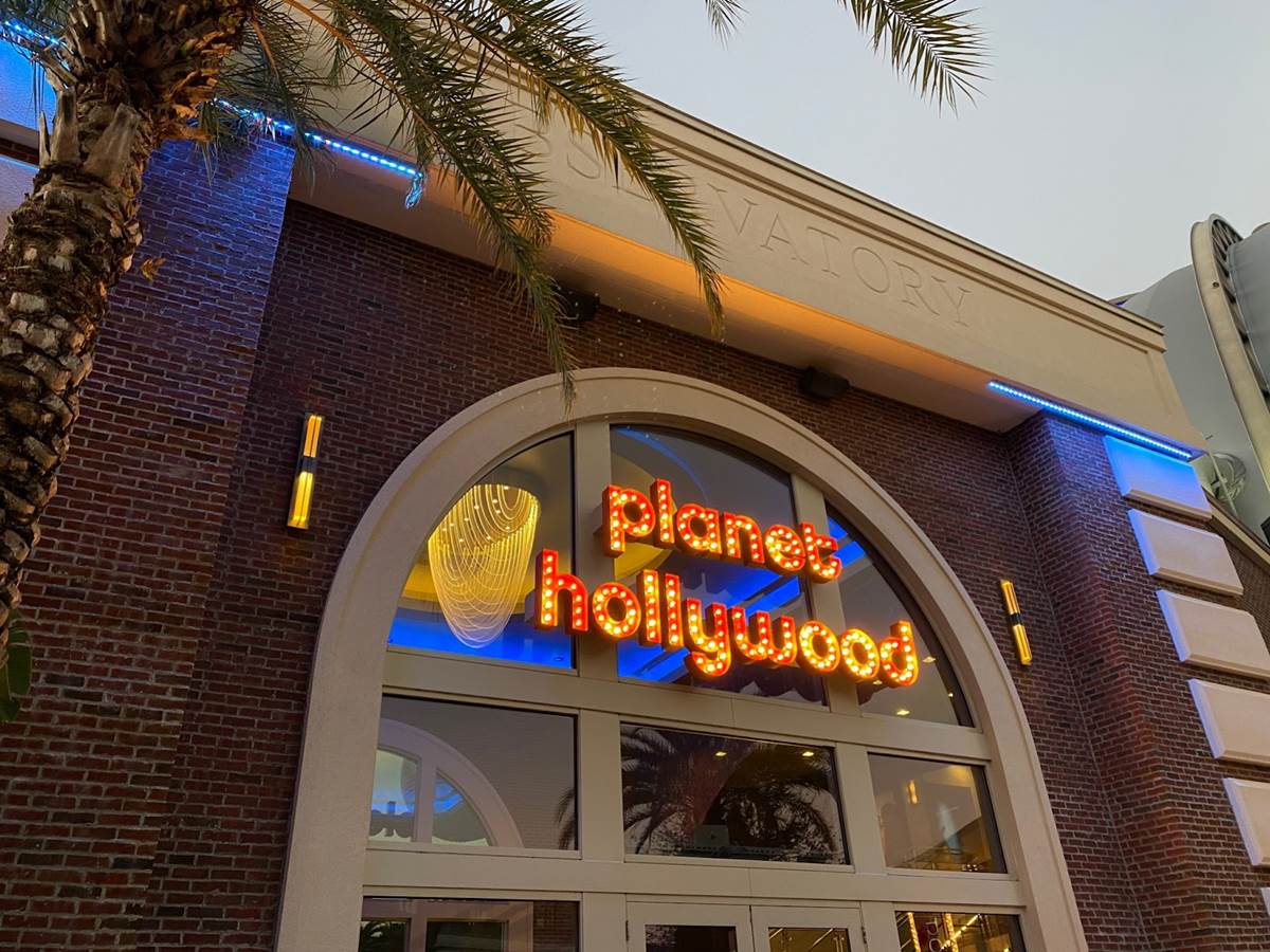 La chose - la famille Addams - Picture of Planet Hollywood, Marne