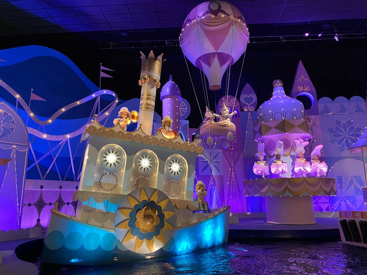 Photos/Video Disneyland Paris "it's a small world" Previews Begin